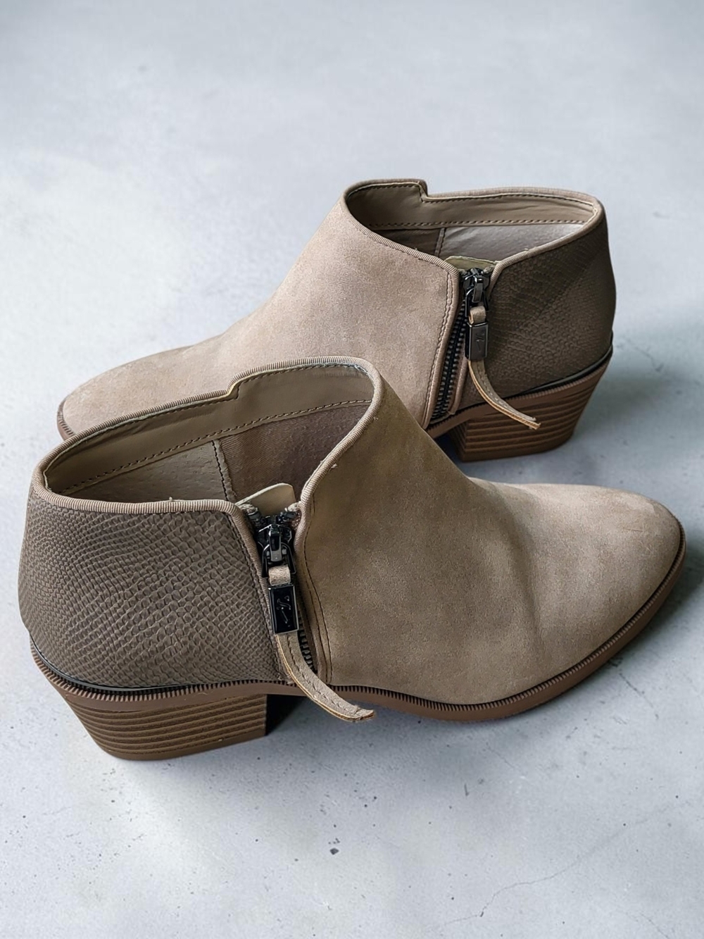 ​Simply Vera Vera Wang Taupe Snake Heel Ankle Booties Side Zip Women Sz 7.5